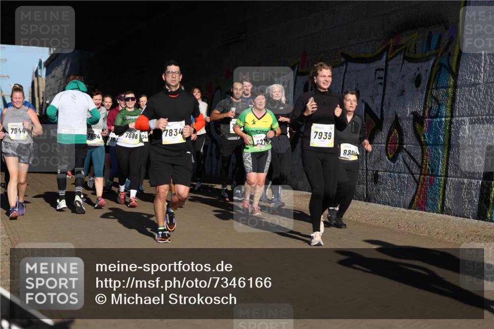 06.10.2024 - 19. swb-Marathon Bremen Michael Strokosch http://msf.ph/oto/7346166 06.10.2024 10:19:47 Laufen 7944, 7694, 8363, 7686, 34, 7834, 7939, 27, 880 meine-sportfotos.de