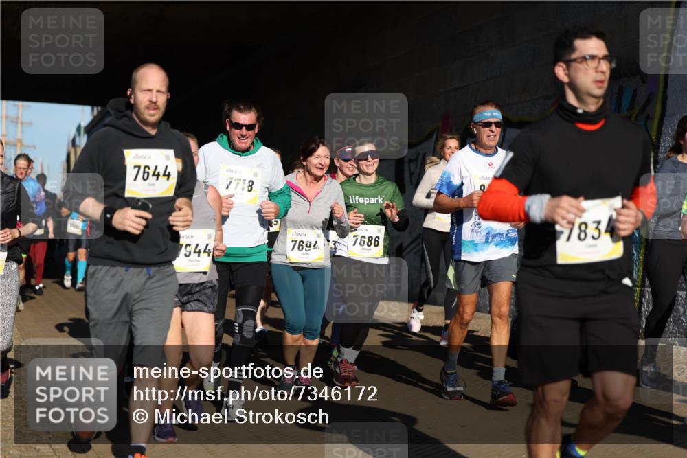 06.10.2024 - 19. swb-Marathon Bremen Michael Strokosch http://msf.ph/oto/7346172 06.10.2024 10:19:49 Laufen 7644, 7718, 944, 7694, 7686, 7834 meine-sportfotos.de