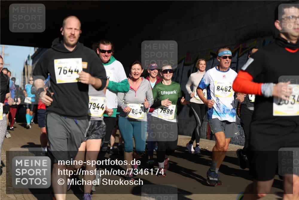 06.10.2024 - 19. swb-Marathon Bremen Michael Strokosch http://msf.ph/oto/7346174 06.10.2024 10:19:49 Laufen 7644, 7944, 8462, 694, 7886, 2834 meine-sportfotos.de