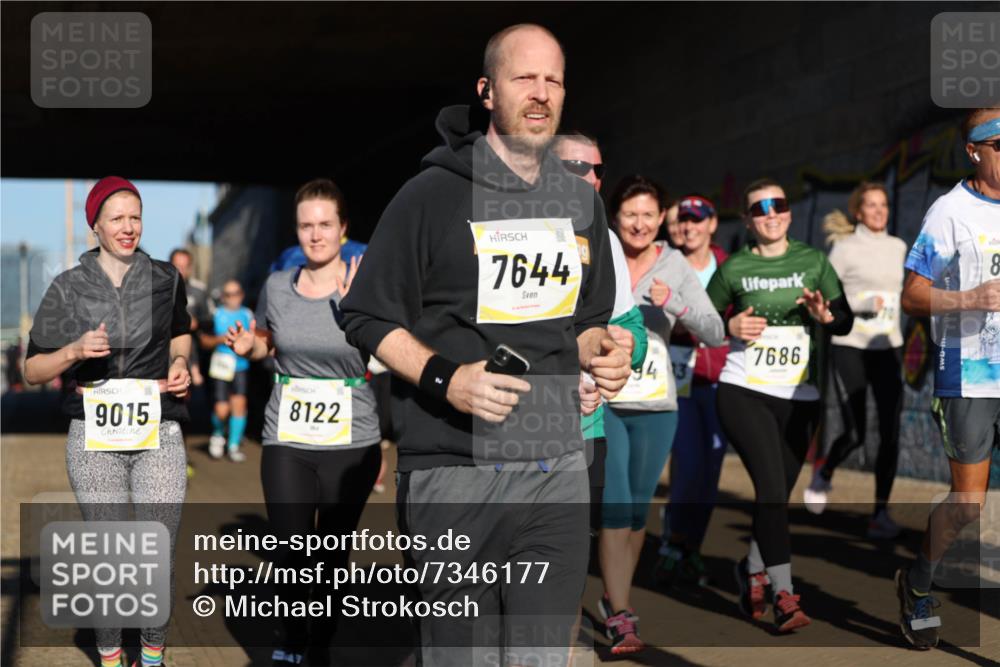 06.10.2024 - 19. swb-Marathon Bremen Michael Strokosch http://msf.ph/oto/7346177 06.10.2024 10:19:50 Laufen 9015, 8122, 7644, 8, 7686, 94, 3 meine-sportfotos.de