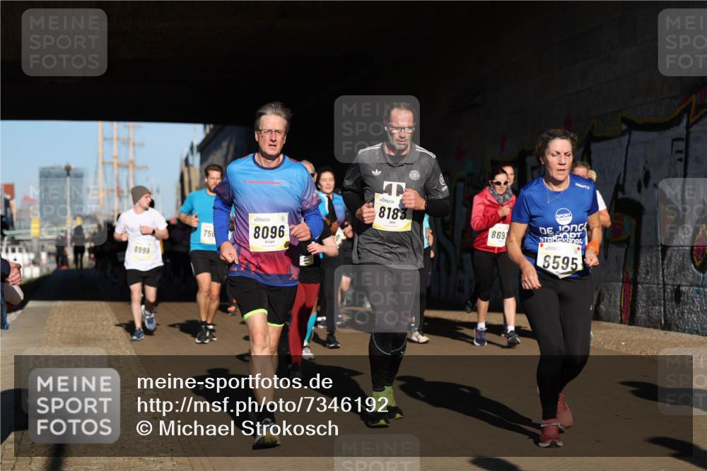 06.10.2024 - 19. swb-Marathon Bremen Michael Strokosch http://msf.ph/oto/7346192 06.10.2024 10:19:53 Laufen 24, 8183, 869, 595, 8999, 750, 8096 meine-sportfotos.de