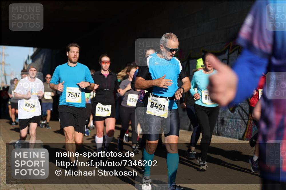 06.10.2024 - 19. swb-Marathon Bremen Michael Strokosch http://msf.ph/oto/7346202 06.10.2024 10:19:55 Laufen 8999, 7507, 7954, 8589, 8421, 81 meine-sportfotos.de