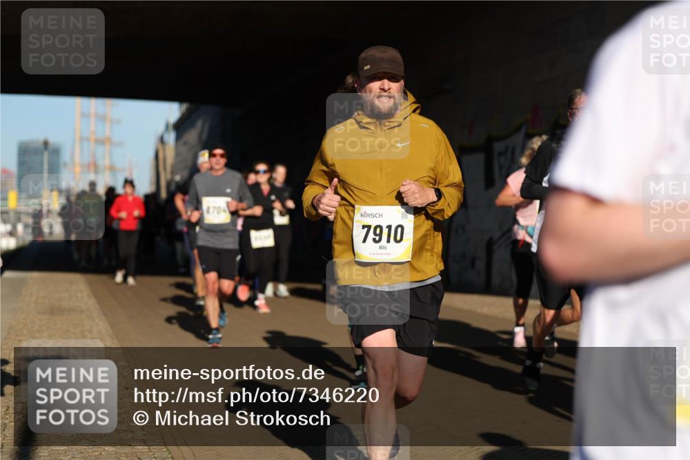 06.10.2024 - 19. swb-Marathon Bremen Michael Strokosch http://msf.ph/oto/7346220 06.10.2024 10:19:59 Laufen 4704, 7910 meine-sportfotos.de