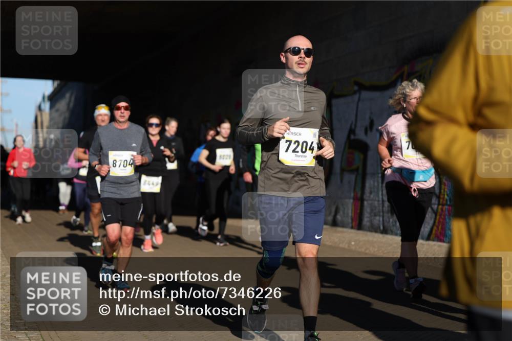 06.10.2024 - 19. swb-Marathon Bremen Michael Strokosch http://msf.ph/oto/7346226 06.10.2024 10:20:00 Laufen 8704, 8449, 7204, 70 meine-sportfotos.de