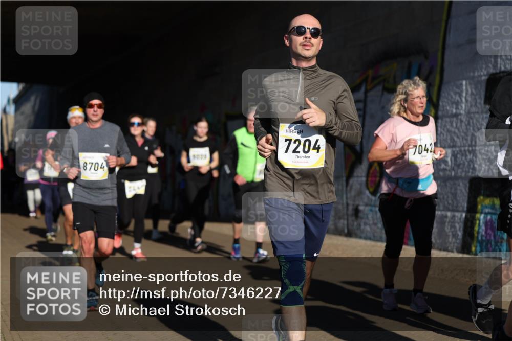 06.10.2024 - 19. swb-Marathon Bremen Michael Strokosch http://msf.ph/oto/7346227 06.10.2024 10:20:00 Laufen 8704, 7204, 7042 meine-sportfotos.de