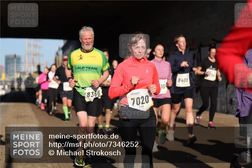 06.10.2024 - 19. swb-Marathon Bremen Michael Strokosch http://msf.ph/oto/7346252 06.10.2024 10:20:08 Laufen 8366, 7020, 10, 8409 meine-sportfotos.de