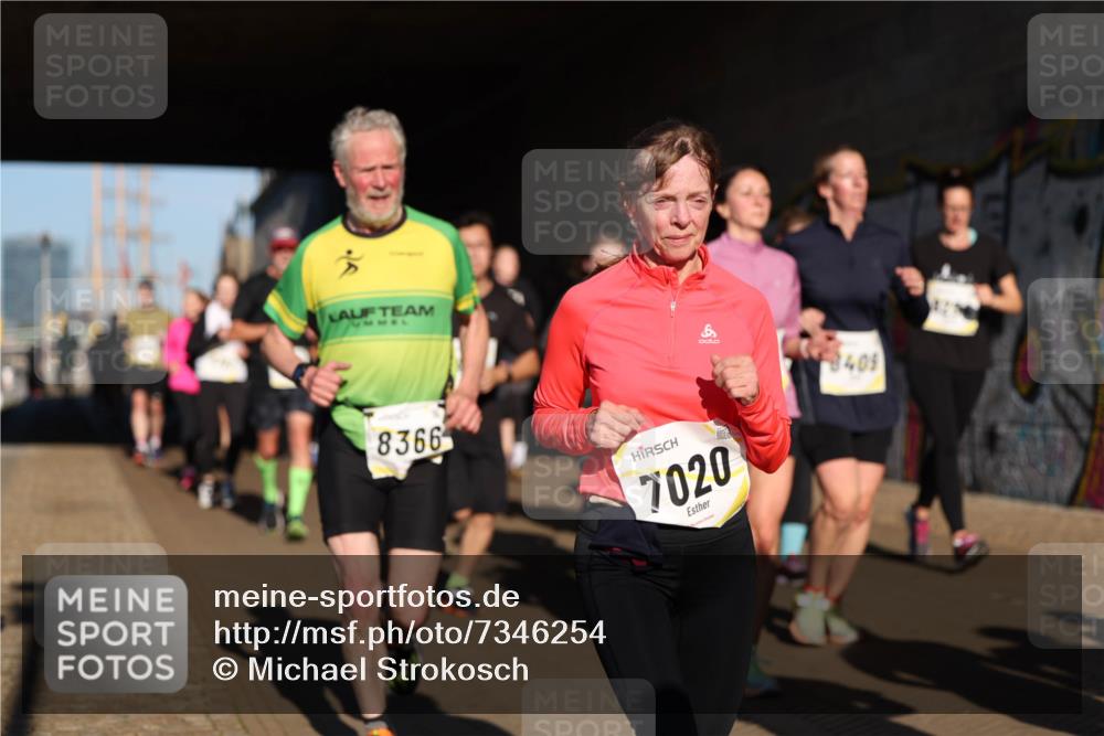 06.10.2024 - 19. swb-Marathon Bremen Michael Strokosch http://msf.ph/oto/7346254 06.10.2024 10:20:08 Laufen 8366, 7020, 8409 meine-sportfotos.de