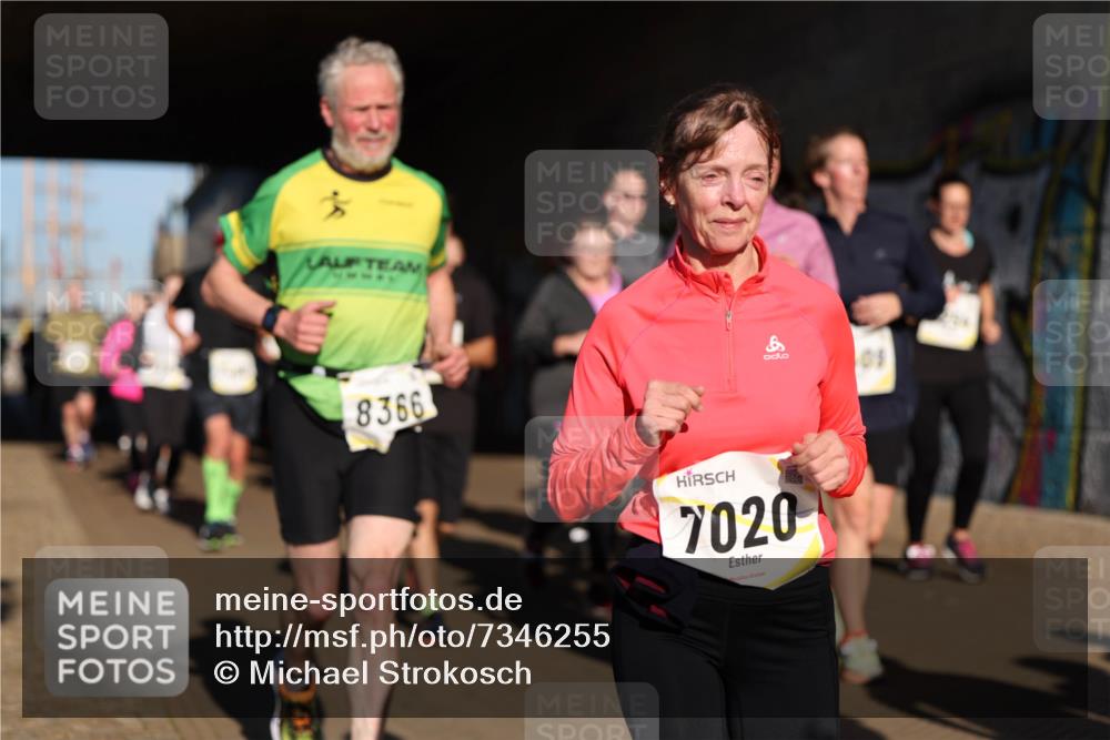 06.10.2024 - 19. swb-Marathon Bremen Michael Strokosch http://msf.ph/oto/7346255 06.10.2024 10:20:08 Laufen 8366, 8, 05, 7020 meine-sportfotos.de
