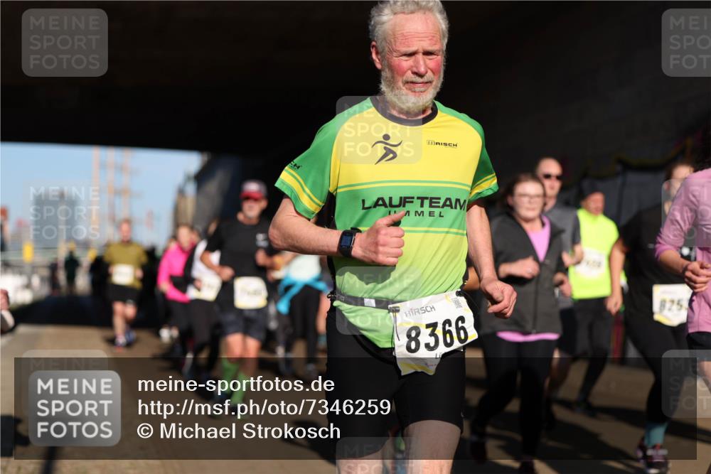 06.10.2024 - 19. swb-Marathon Bremen Michael Strokosch http://msf.ph/oto/7346259 06.10.2024 10:20:09 Laufen 8366, 8253 meine-sportfotos.de