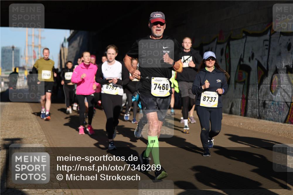06.10.2024 - 19. swb-Marathon Bremen Michael Strokosch http://msf.ph/oto/7346269 06.10.2024 10:20:10 Laufen 8048, 8787, 7460, 8737 meine-sportfotos.de