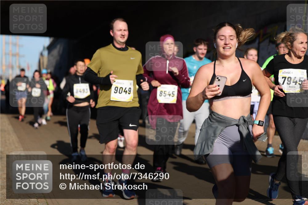 06.10.2024 - 19. swb-Marathon Bremen Michael Strokosch http://msf.ph/oto/7346290 06.10.2024 10:20:14 Laufen 8493, 9049, 8545, 7945 meine-sportfotos.de