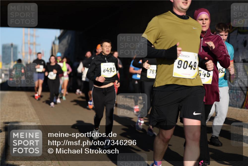 06.10.2024 - 19. swb-Marathon Bremen Michael Strokosch http://msf.ph/oto/7346296 06.10.2024 10:20:15 Laufen 8493, 761, 9049, 545, 65 meine-sportfotos.de