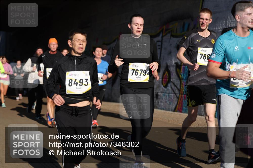 06.10.2024 - 19. swb-Marathon Bremen Michael Strokosch http://msf.ph/oto/7346302 06.10.2024 10:20:16 Laufen 8493, 7679, 768 meine-sportfotos.de