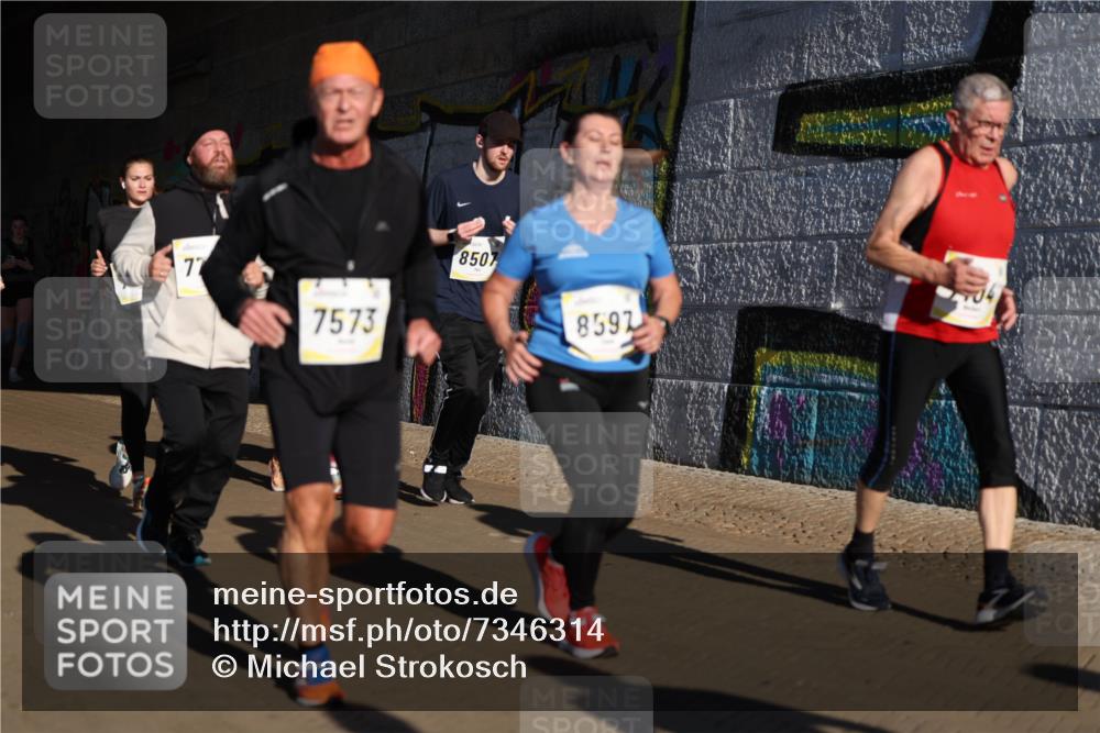 06.10.2024 - 19. swb-Marathon Bremen Michael Strokosch http://msf.ph/oto/7346314 06.10.2024 10:20:17 Laufen 250, 77, 7573, 8507, 8597 meine-sportfotos.de