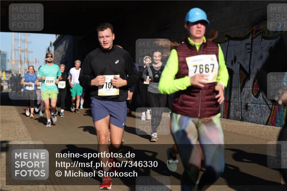 06.10.2024 - 19. swb-Marathon Bremen Michael Strokosch http://msf.ph/oto/7346330 06.10.2024 10:20:20 Laufen 8588, 7721, 10, 7667 meine-sportfotos.de