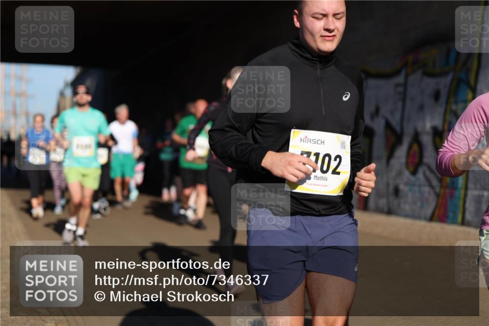 06.10.2024 - 19. swb-Marathon Bremen Michael Strokosch http://msf.ph/oto/7346337 06.10.2024 10:20:21 Laufen 102 meine-sportfotos.de