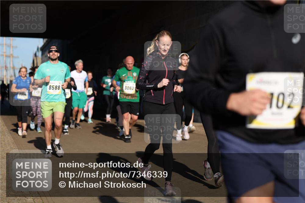 06.10.2024 - 19. swb-Marathon Bremen Michael Strokosch http://msf.ph/oto/7346339 06.10.2024 10:20:21 Laufen 9062, 8588, 102 meine-sportfotos.de
