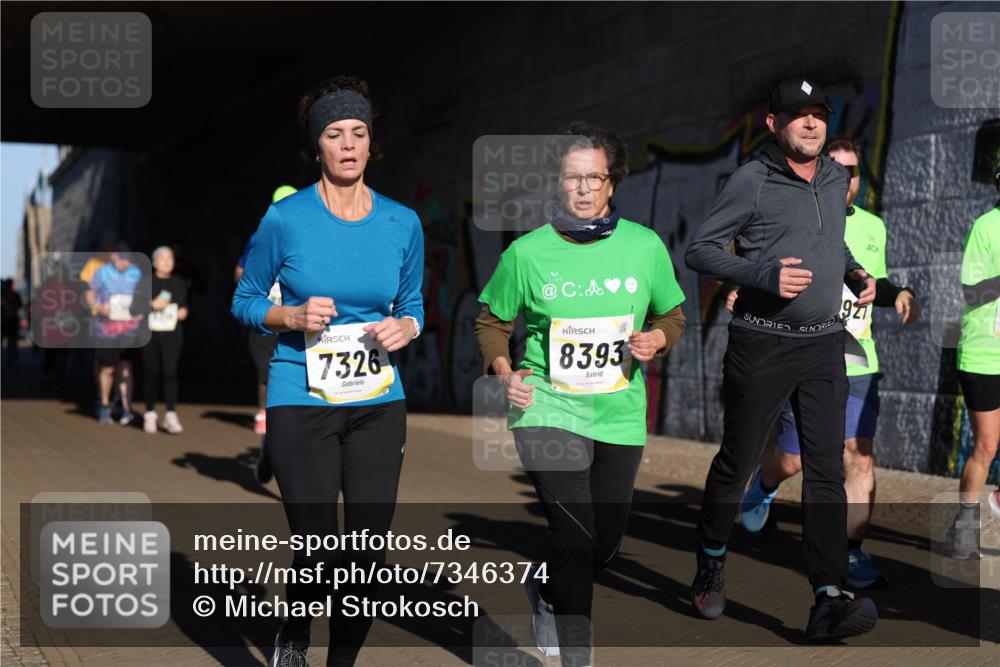 06.10.2024 - 19. swb-Marathon Bremen Michael Strokosch http://msf.ph/oto/7346374 06.10.2024 10:20:29 Laufen 7326, 8393, 921 meine-sportfotos.de