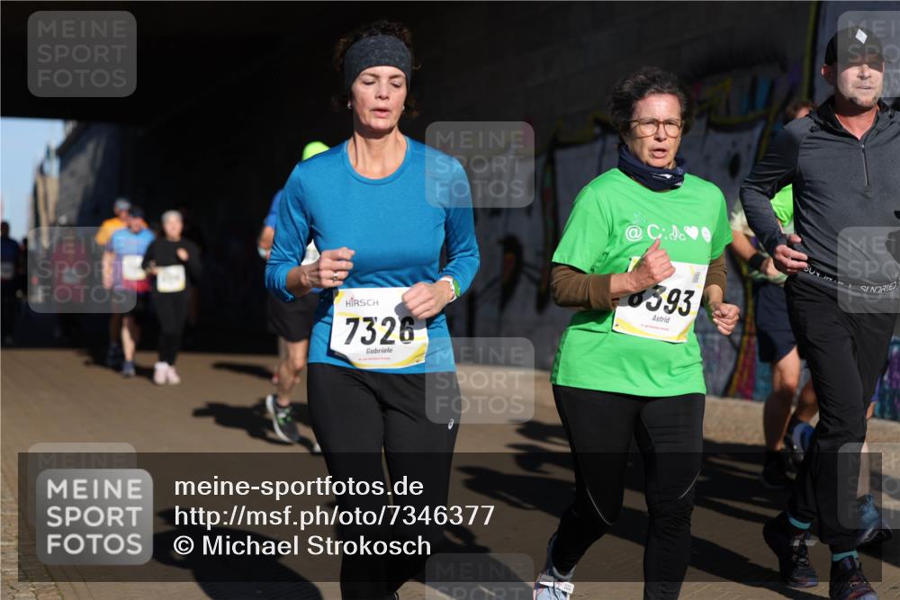 06.10.2024 - 19. swb-Marathon Bremen Michael Strokosch http://msf.ph/oto/7346377 06.10.2024 10:20:29 Laufen 7326, 6393 meine-sportfotos.de