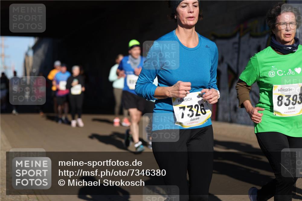 06.10.2024 - 19. swb-Marathon Bremen Michael Strokosch http://msf.ph/oto/7346380 06.10.2024 10:20:30 Laufen 7326, 8393 meine-sportfotos.de