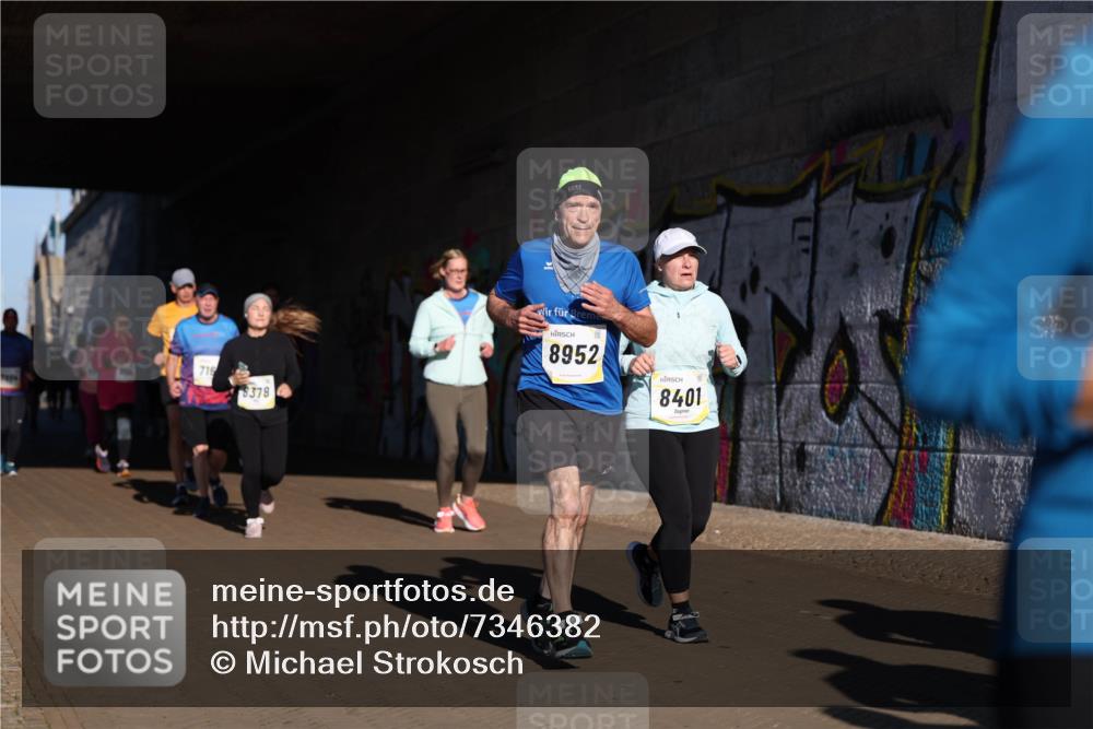 06.10.2024 - 19. swb-Marathon Bremen Michael Strokosch http://msf.ph/oto/7346382 06.10.2024 10:20:30 Laufen 716, 8378, 8952, 8401 meine-sportfotos.de