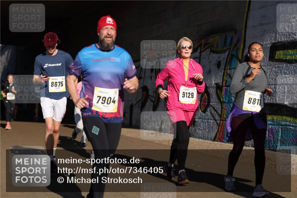 06.10.2024 - 19. swb-Marathon Bremen Michael Strokosch http://msf.ph/oto/7346405 06.10.2024 10:20:37 Laufen 8675, 7904, 9129, 8811 meine-sportfotos.de