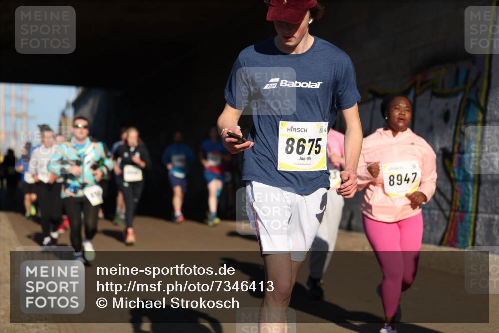 06.10.2024 - 19. swb-Marathon Bremen Michael Strokosch http://msf.ph/oto/7346413 06.10.2024 10:20:39 Laufen 8675, 8947 meine-sportfotos.de