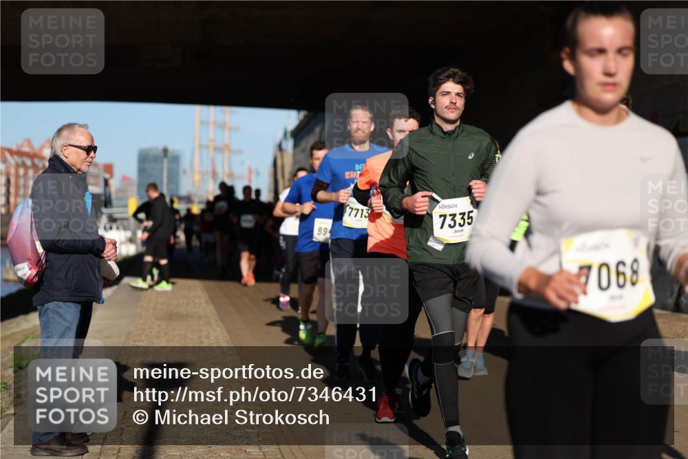06.10.2024 - 19. swb-Marathon Bremen Michael Strokosch http://msf.ph/oto/7346431 06.10.2024 10:20:43 Laufen 89, 7713, 7335, 7068 meine-sportfotos.de