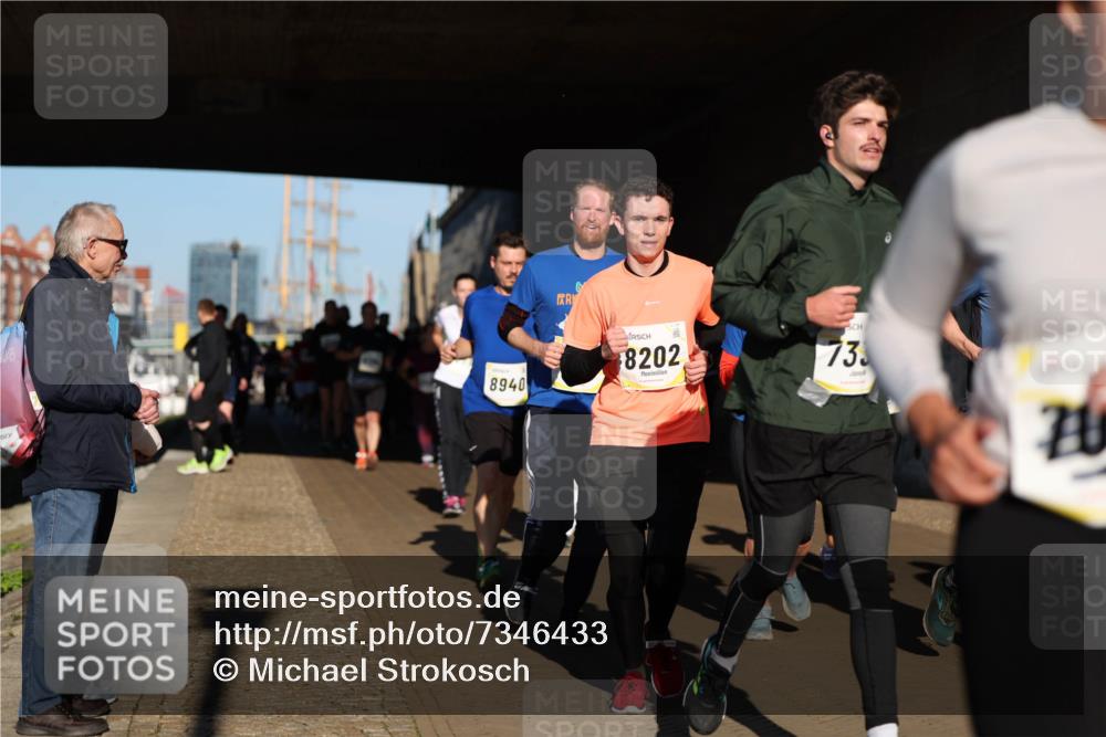 06.10.2024 - 19. swb-Marathon Bremen Michael Strokosch http://msf.ph/oto/7346433 06.10.2024 10:20:43 Laufen 8940, 8202, 73 meine-sportfotos.de