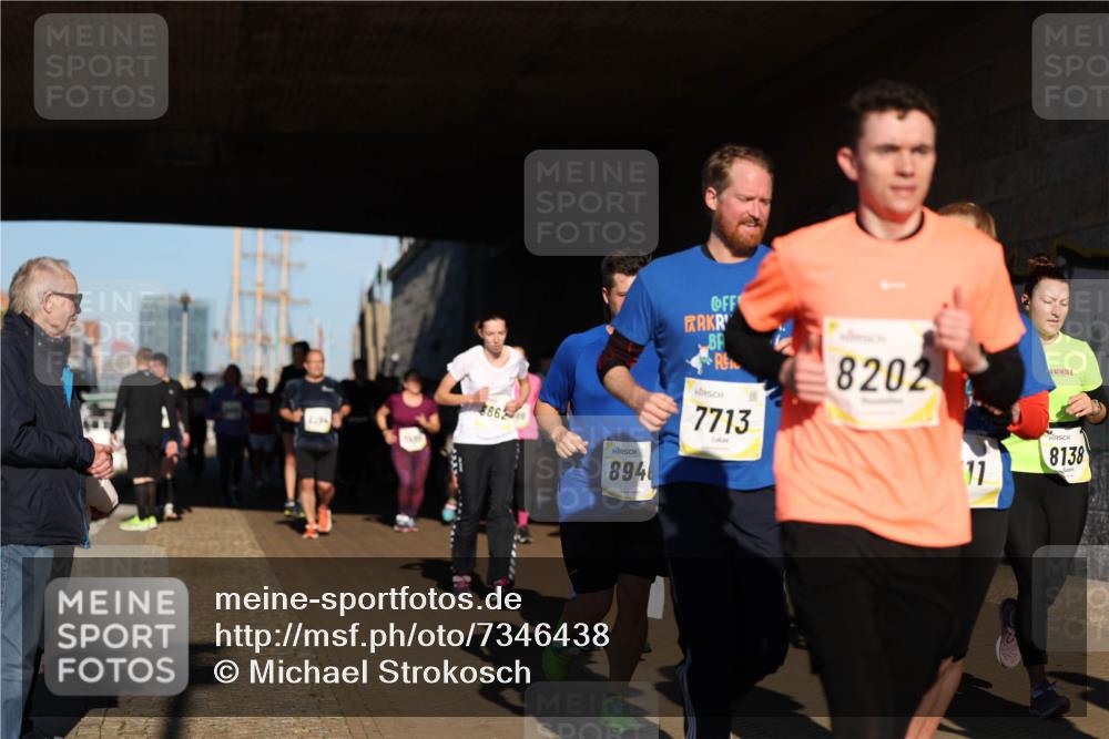 06.10.2024 - 19. swb-Marathon Bremen Michael Strokosch http://msf.ph/oto/7346438 06.10.2024 10:20:45 Laufen 86, 894, 7713, 8202, 11, 8138 meine-sportfotos.de