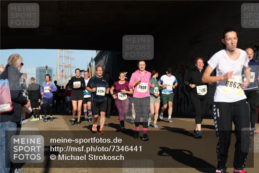 06.10.2024 - 19. swb-Marathon Bremen Michael Strokosch http://msf.ph/oto/7346441 06.10.2024 10:20:48 Laufen 8130, 544, 7609, 0666, 8294, 812, 7115, 7495, 8862, 10 meine-sportfotos.de