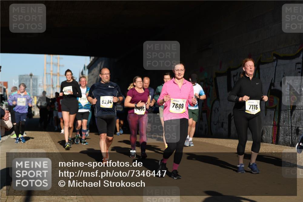 06.10.2024 - 19. swb-Marathon Bremen Michael Strokosch http://msf.ph/oto/7346447 06.10.2024 10:20:49 Laufen 0666, 8130, 8193, 8294, 7940, 7495, 7609, 7115 meine-sportfotos.de