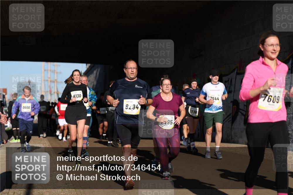 06.10.2024 - 19. swb-Marathon Bremen Michael Strokosch http://msf.ph/oto/7346454 06.10.2024 10:20:50 Laufen 0666, 8130, 8294, 95, 7636, 7544, 7609 meine-sportfotos.de