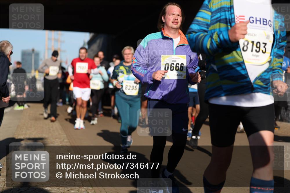 06.10.2024 - 19. swb-Marathon Bremen Michael Strokosch http://msf.ph/oto/7346477 06.10.2024 10:20:54 Laufen 8295, 10, 0666, 8193 meine-sportfotos.de