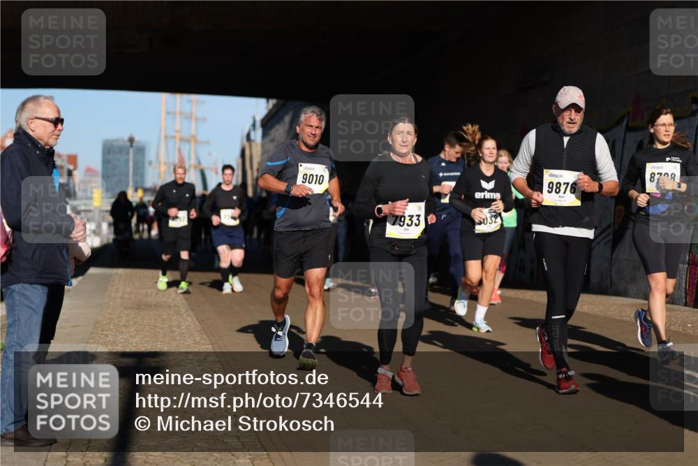 06.10.2024 - 19. swb-Marathon Bremen Michael Strokosch http://msf.ph/oto/7346544 06.10.2024 10:21:09 Laufen 9010, 7933, 032, 9876, 8708 meine-sportfotos.de
