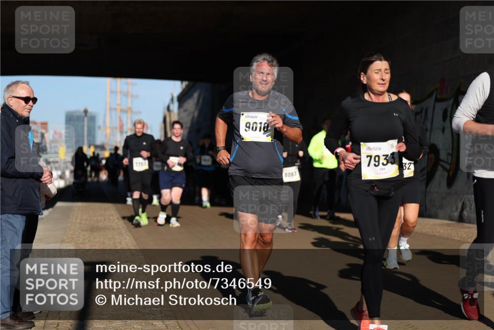 06.10.2024 - 19. swb-Marathon Bremen Michael Strokosch http://msf.ph/oto/7346549 06.10.2024 10:21:10 Laufen 7357, 9018, 8063, 7933, 32 meine-sportfotos.de
