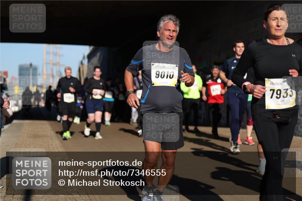 06.10.2024 - 19. swb-Marathon Bremen Michael Strokosch http://msf.ph/oto/7346555 06.10.2024 10:21:10 Laufen 9010, 1711, 7933 meine-sportfotos.de