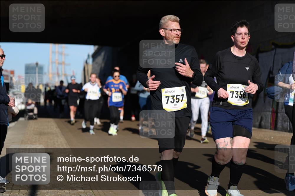 06.10.2024 - 19. swb-Marathon Bremen Michael Strokosch http://msf.ph/oto/7346576 06.10.2024 10:21:14 Laufen 7357, 9522, 7356 meine-sportfotos.de