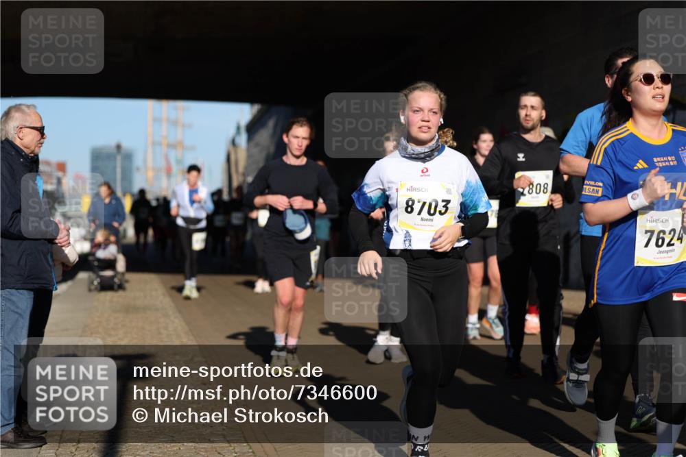 06.10.2024 - 19. swb-Marathon Bremen Michael Strokosch http://msf.ph/oto/7346600 06.10.2024 10:21:18 Laufen 8703, 808, 7624 meine-sportfotos.de