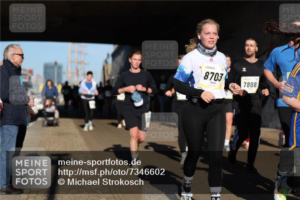06.10.2024 - 19. swb-Marathon Bremen Michael Strokosch http://msf.ph/oto/7346602 06.10.2024 10:21:19 Laufen 18, 0, 8703, 22, 7808 meine-sportfotos.de