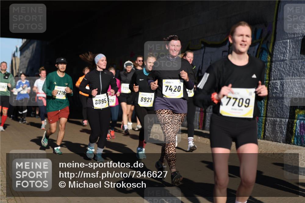 06.10.2024 - 19. swb-Marathon Bremen Michael Strokosch http://msf.ph/oto/7346627 06.10.2024 10:21:27 Laufen 3218, 062, 8895, 26, 731, 8921, 7420, 7709 meine-sportfotos.de