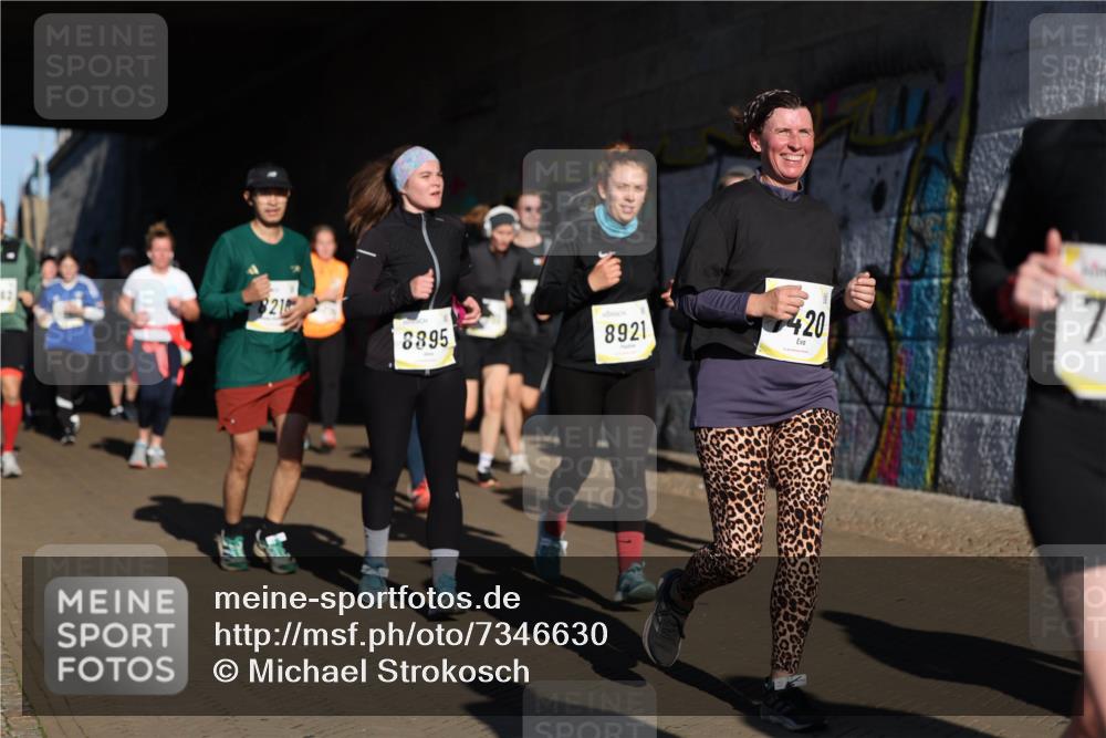 06.10.2024 - 19. swb-Marathon Bremen Michael Strokosch http://msf.ph/oto/7346630 06.10.2024 10:21:27 Laufen 2, 821, 8895, 8921, 420 meine-sportfotos.de