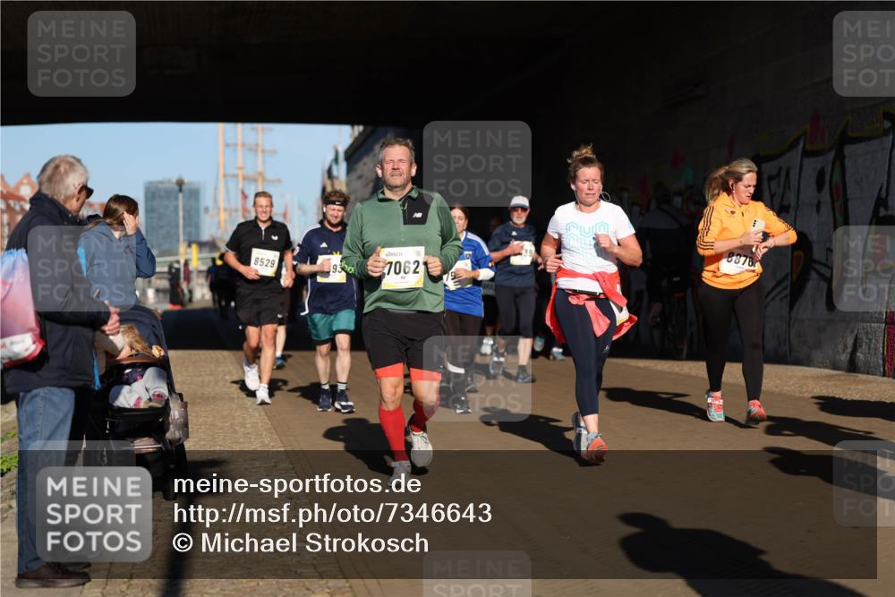 06.10.2024 - 19. swb-Marathon Bremen Michael Strokosch http://msf.ph/oto/7346643 06.10.2024 10:21:30 Laufen 8529, 970621 meine-sportfotos.de