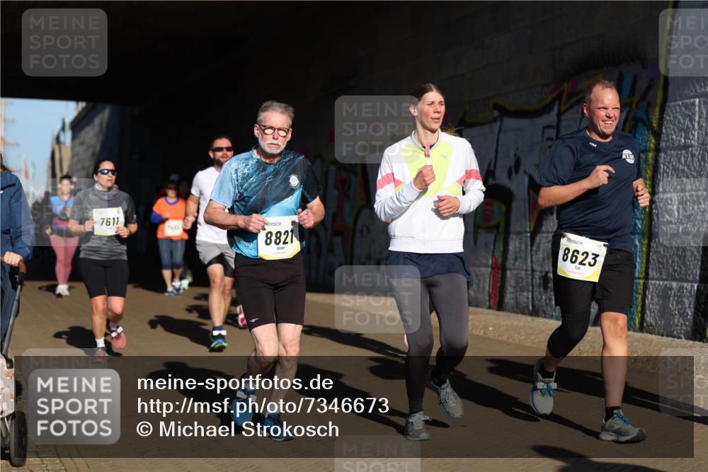 06.10.2024 - 19. swb-Marathon Bremen Michael Strokosch http://msf.ph/oto/7346673 06.10.2024 10:21:36 Laufen 7611, 8821, 8623 meine-sportfotos.de