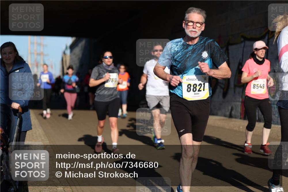 06.10.2024 - 19. swb-Marathon Bremen Michael Strokosch http://msf.ph/oto/7346680 06.10.2024 10:21:37 Laufen 776, 8821, 8549 meine-sportfotos.de