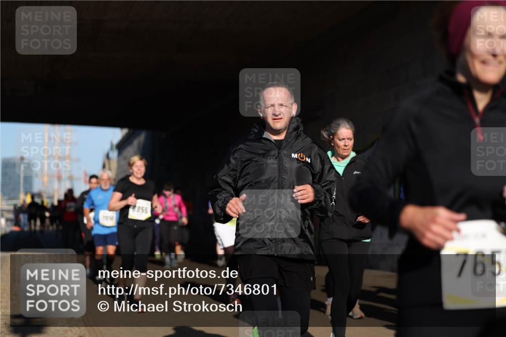 06.10.2024 - 19. swb-Marathon Bremen Michael Strokosch http://msf.ph/oto/7346801 06.10.2024 10:21:54 Laufen 7210, 8855, 765 meine-sportfotos.de