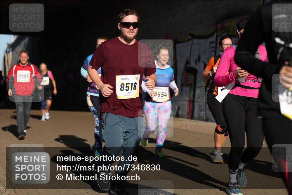 06.10.2024 - 19. swb-Marathon Bremen Michael Strokosch http://msf.ph/oto/7346830 06.10.2024 10:22:00 Laufen 7301, 8518, 8554 meine-sportfotos.de