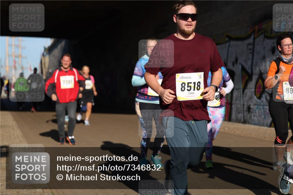 06.10.2024 - 19. swb-Marathon Bremen Michael Strokosch http://msf.ph/oto/7346832 06.10.2024 10:22:01 Laufen 7301, 8518, 89 meine-sportfotos.de