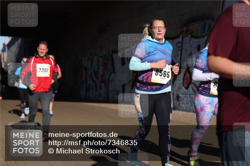 06.10.2024 - 19. swb-Marathon Bremen Michael Strokosch http://msf.ph/oto/7346835 06.10.2024 10:22:02 Laufen 7301, 8565, 8 meine-sportfotos.de