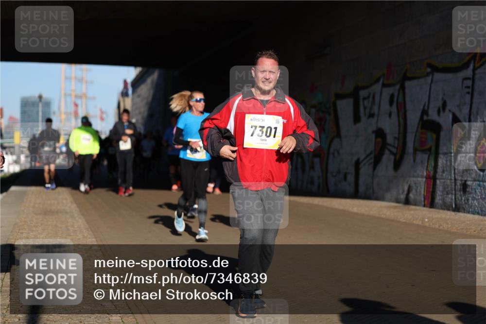 06.10.2024 - 19. swb-Marathon Bremen Michael Strokosch http://msf.ph/oto/7346839 06.10.2024 10:22:03 Laufen 7301 meine-sportfotos.de